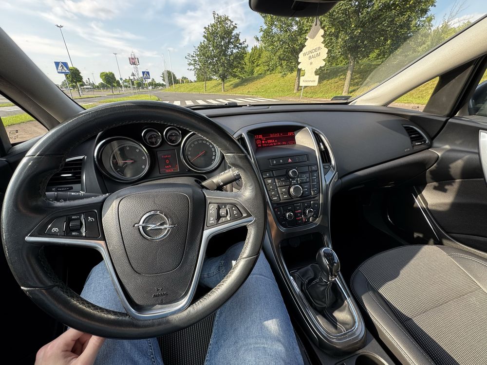 Opel Astra J 1.7 CDTi 2011 rok
