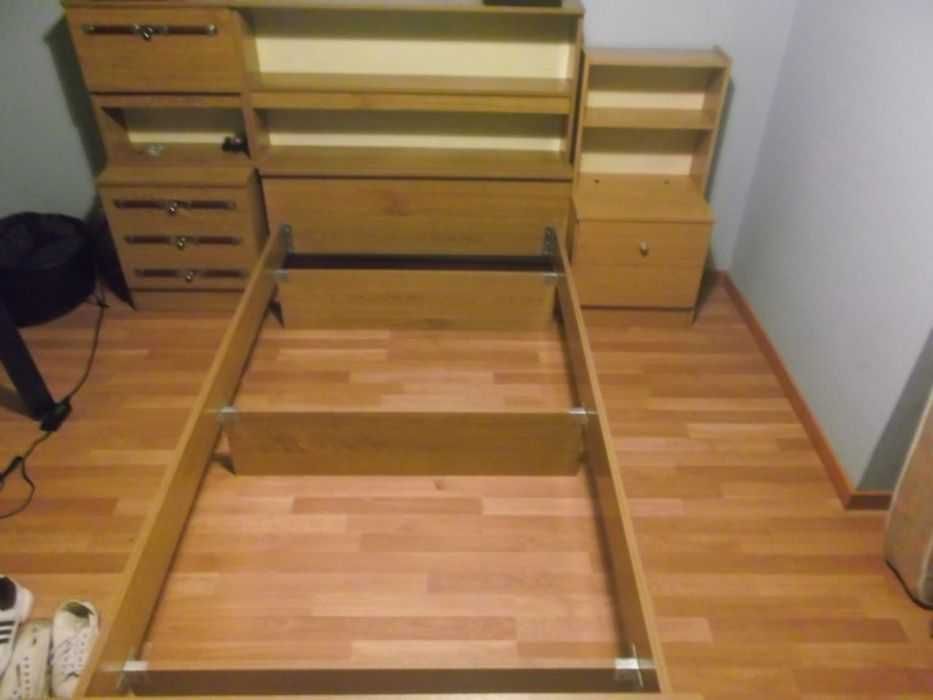 Cama de solteiro + 2 mesinhas de cabeceira