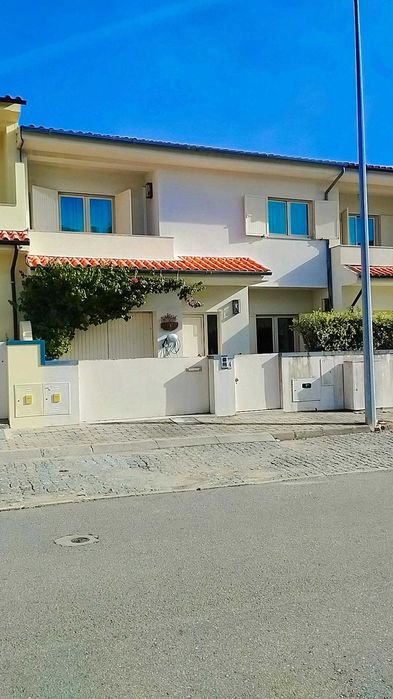 Moradia em Banda T4 C/ Sótão Feira (Picalhos)