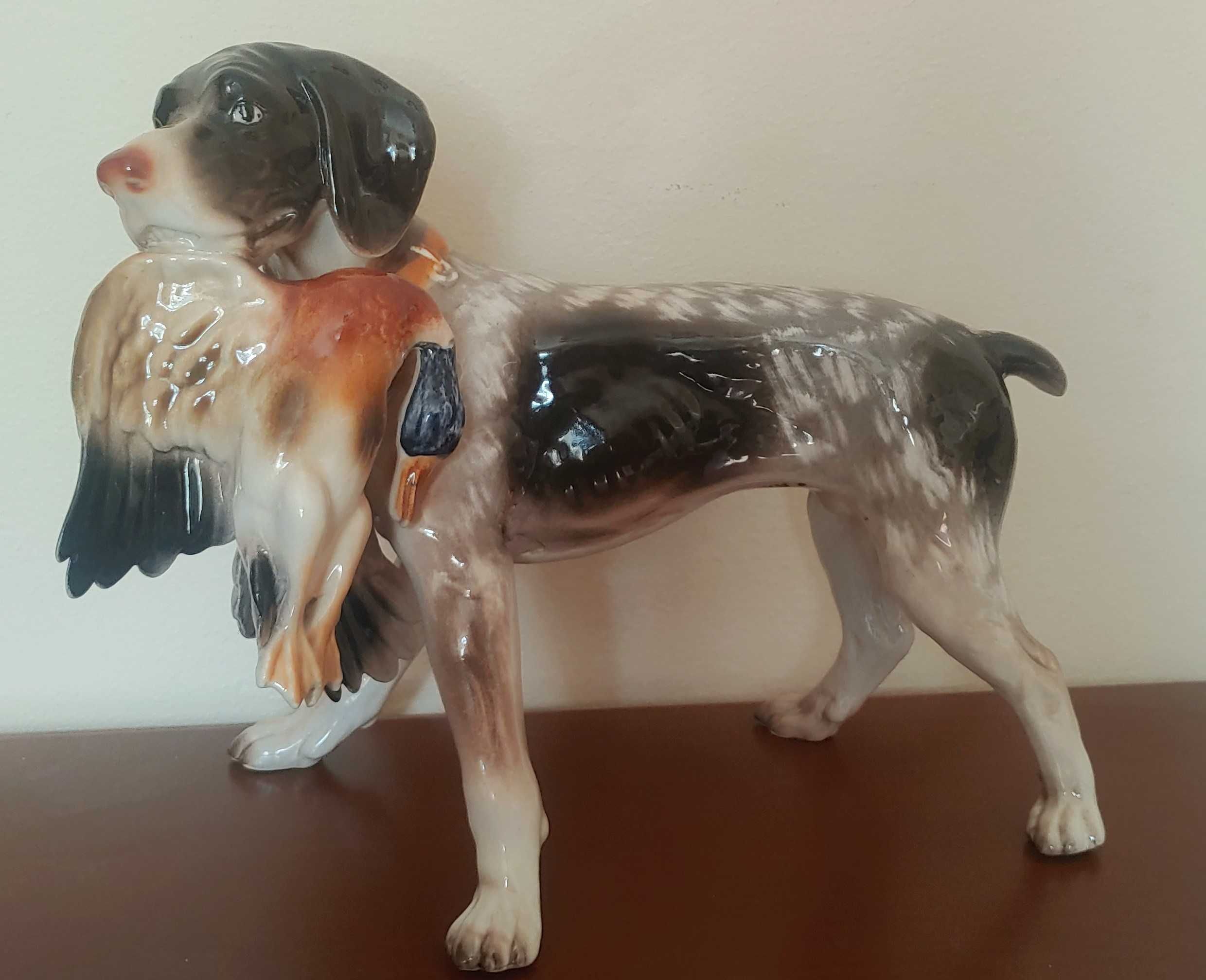 Figurka porcelanowa - pies myśliwski z kaczką - CLUJ NAPOCA (Rumunia)