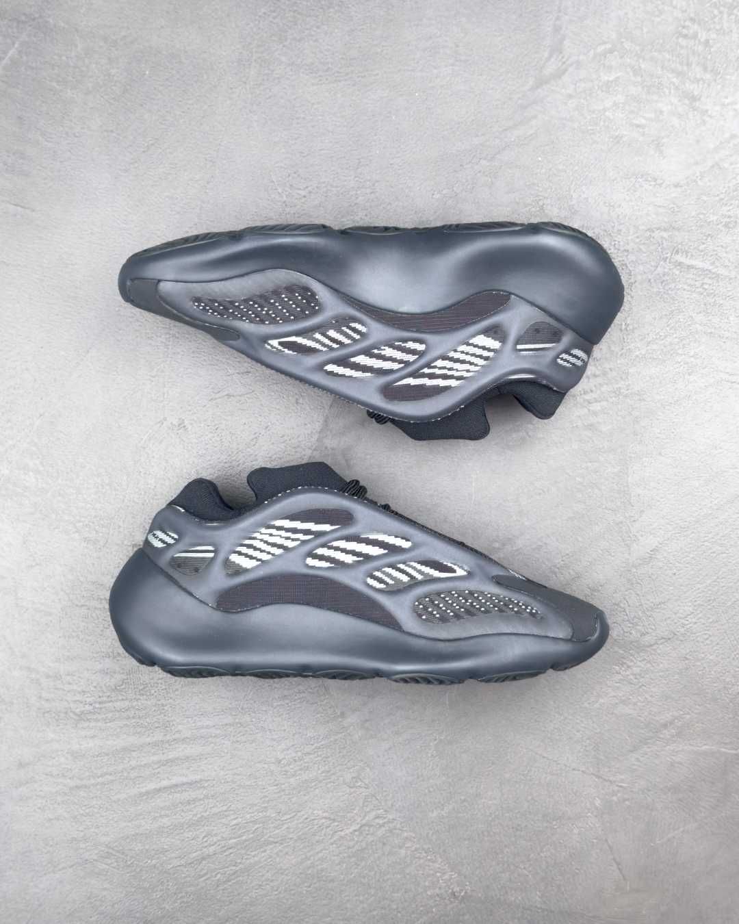 Кросівки Adidas Yeezy 700 V3 Alvah
