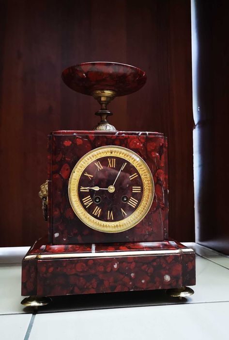 Zegar kominkowy marmurowy z mosiężnymi ozdobami Francja