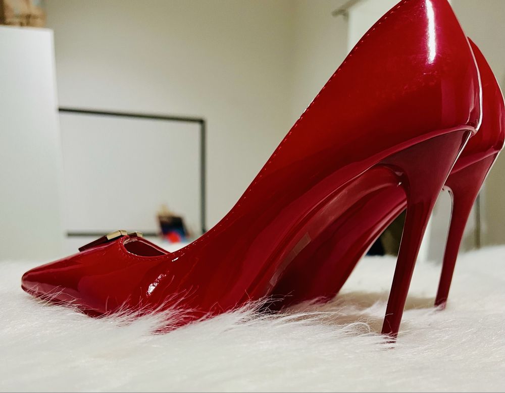 Salto agulha vermelho de couro envernizado