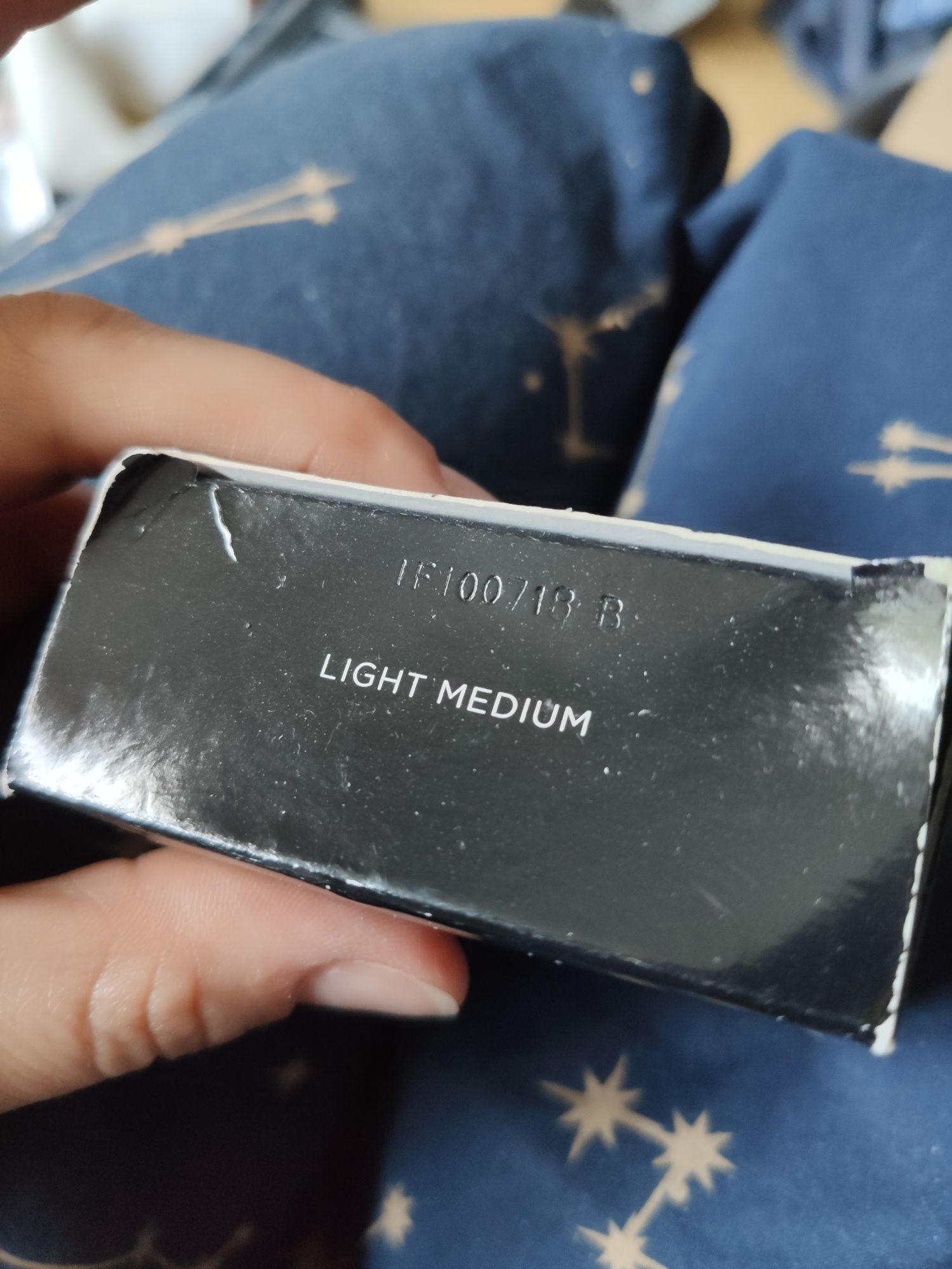 Avon perełki matujące do twarzy Light medium