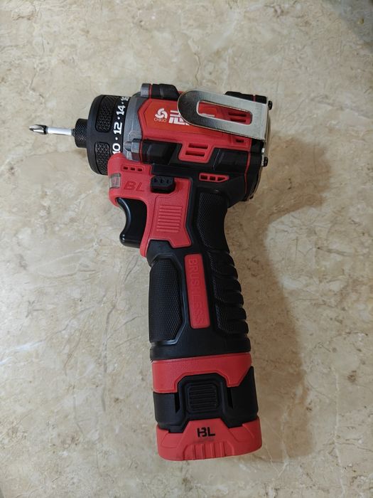 Безщітковий шуруповерт новий з зарядкою