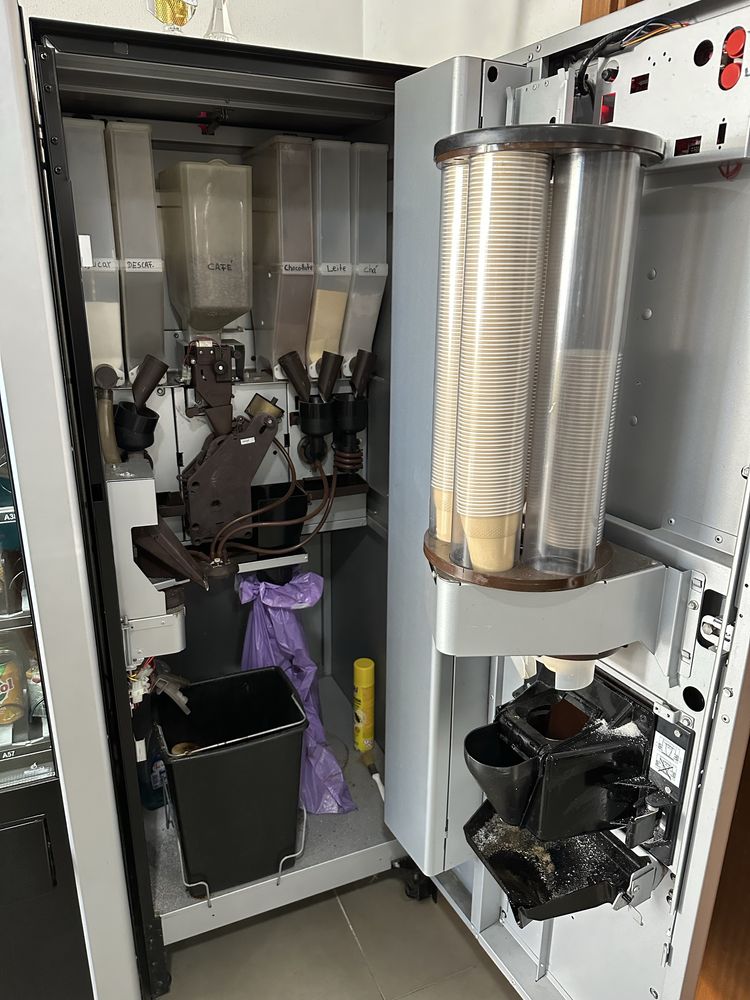 Maquina de vending de snaks e bebidas quentes