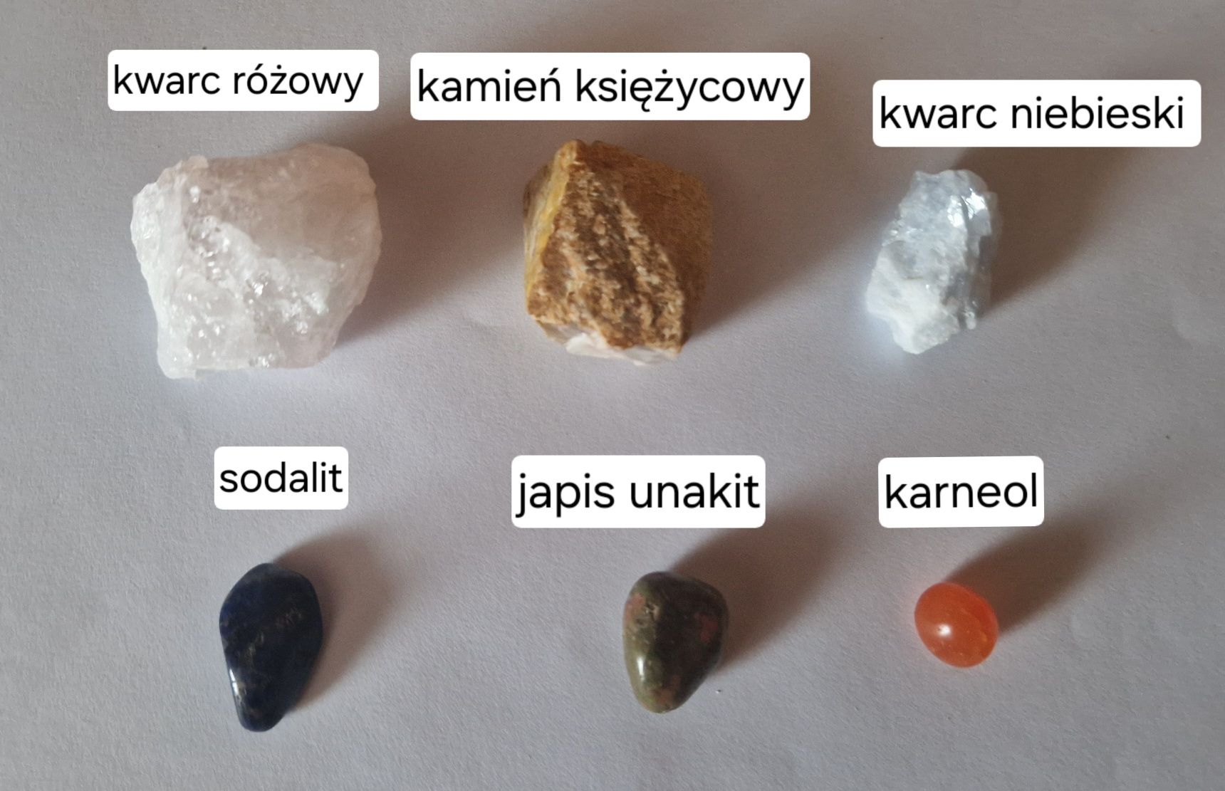 Minerały kwarc różowy i niebieski, kamień księżycowy, sodalit, japis u