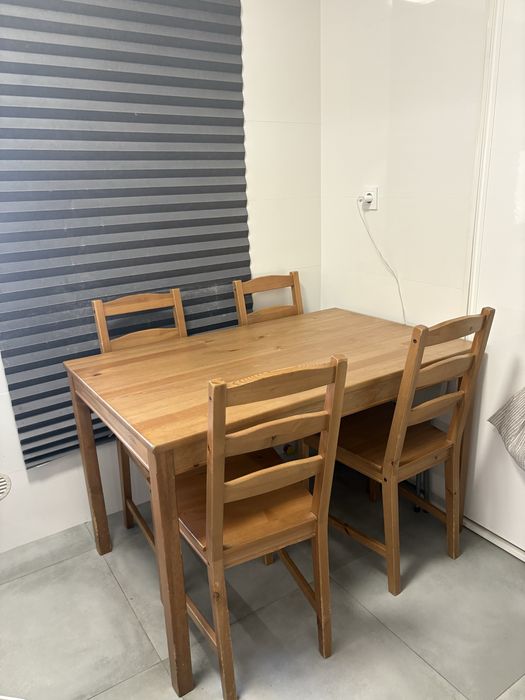 Mesa de cozinha em madeira