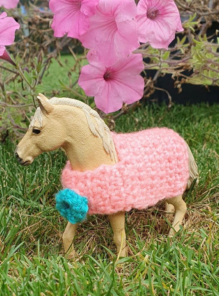 Derki zrobione na szydełku dla koni Schleich lub Colecta