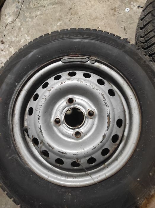 Продам 2 колеса в соборі.Резина і сезону не пройшла.