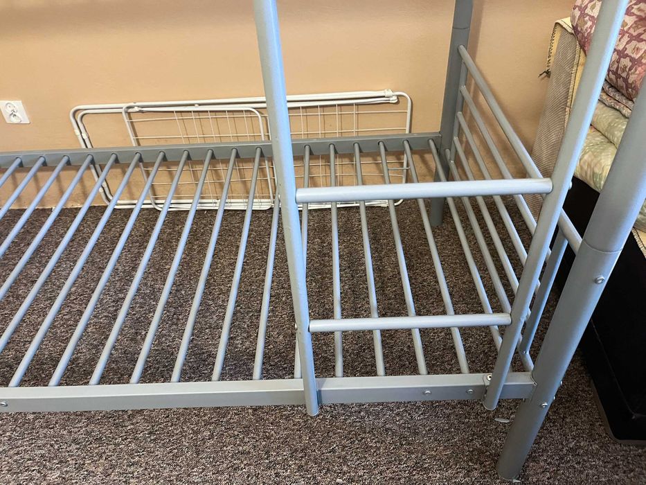 Łóżko piętrowe metalowe szare