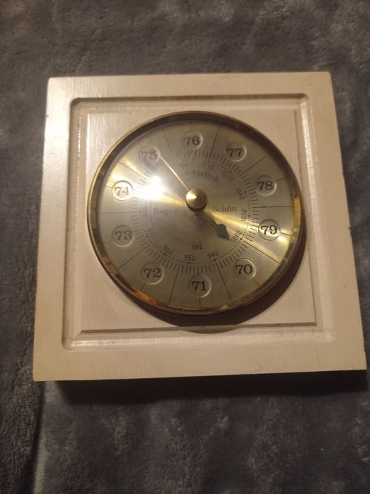 Naścienny barometr. Wymaga regulacji.