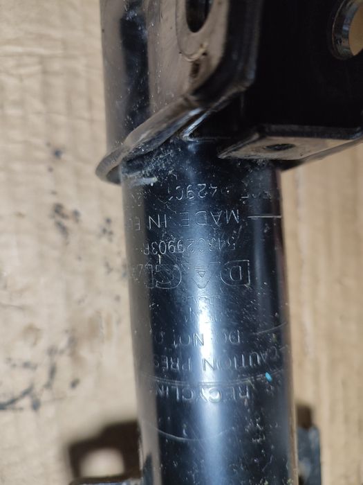 Амортизатор передний Renault Duster 2024