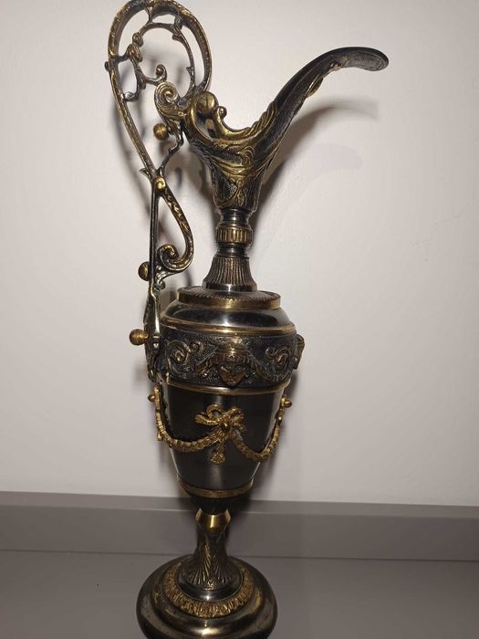 Jarra Decorativa em Estanho Ornamentado – Peça de Charme Clássico