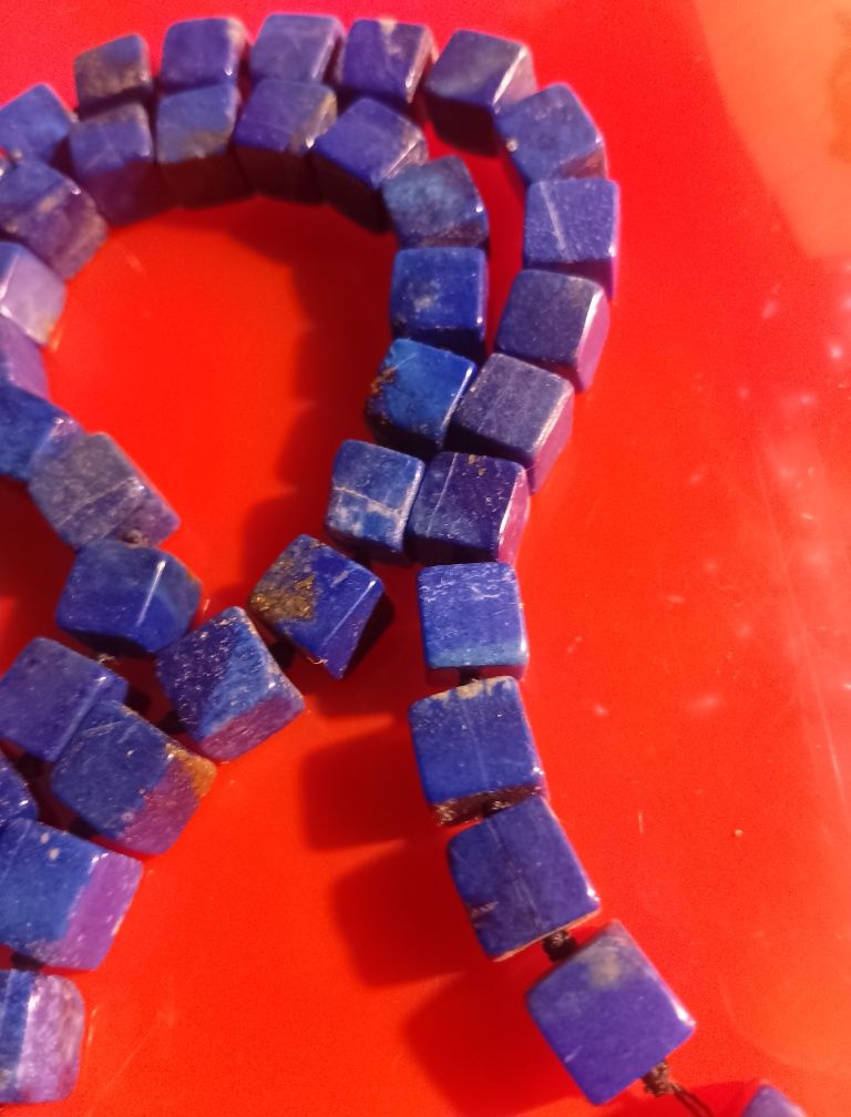 Colar lindo com 43 cubos de lápis lazúli