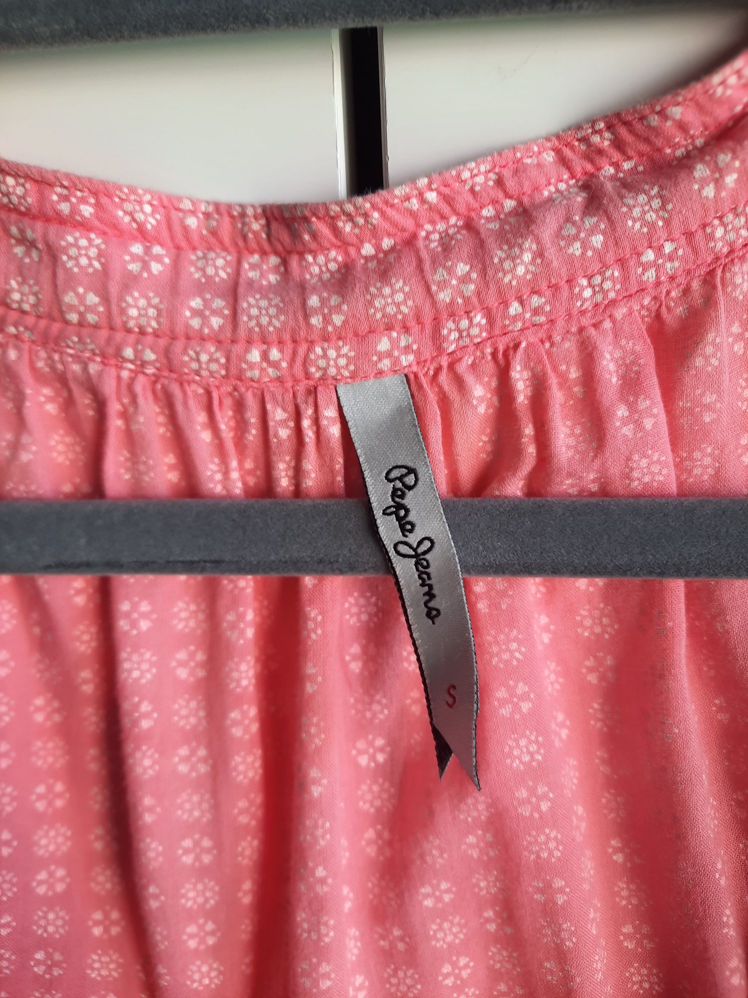 Top coral com folhos e bordados da Pepe Jeans