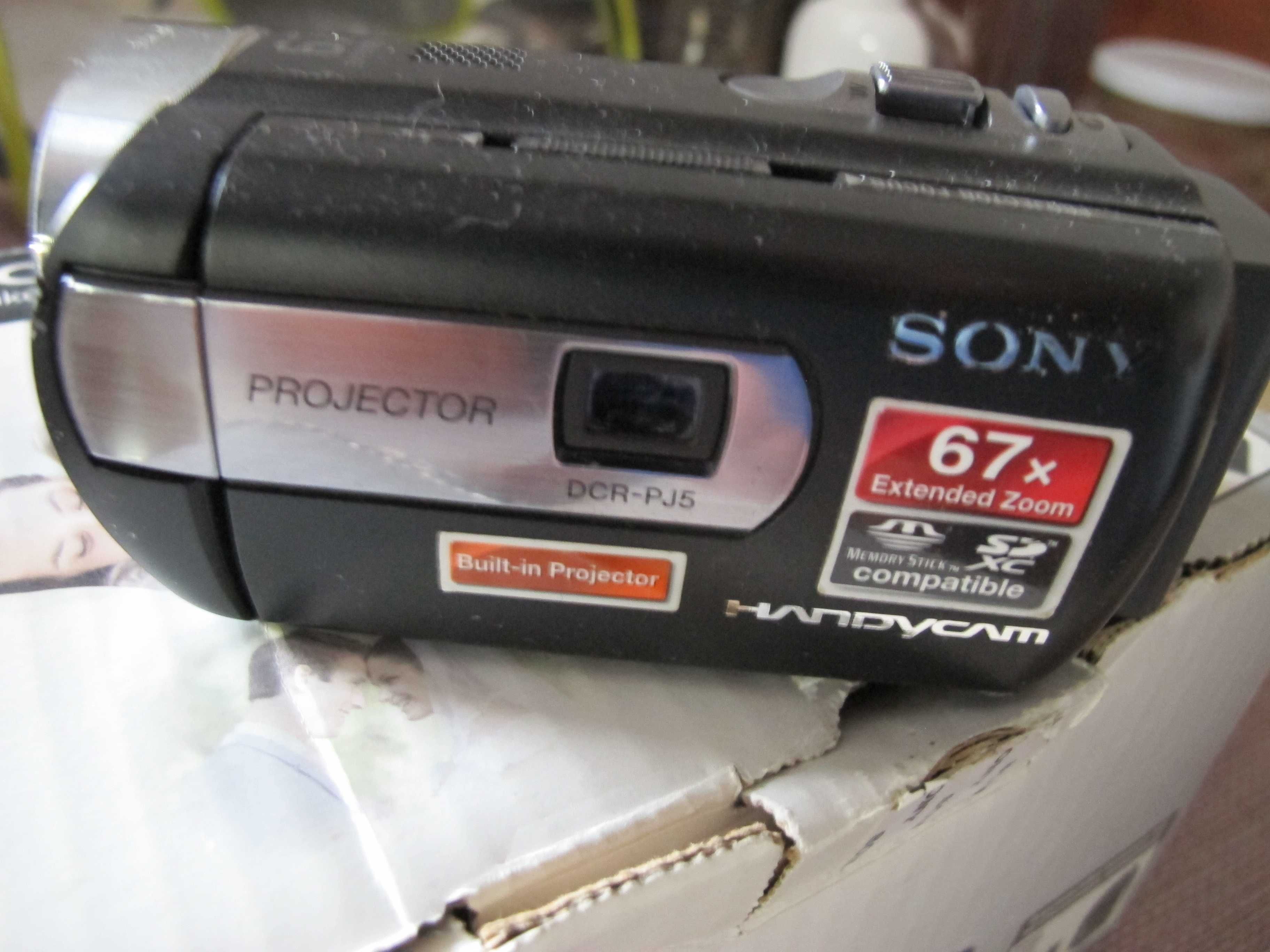 Sony  PJ5 - відеокамера FHD з проектором