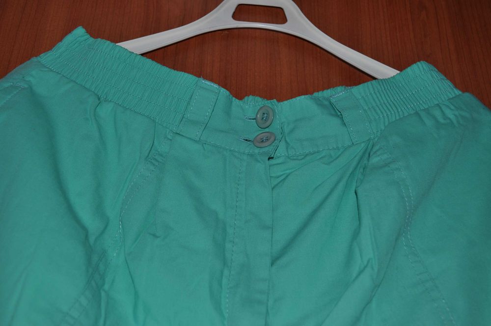 Spodnie dam. zielone r. 40, 3 zapinane kieszonki, guma w pasie, zamek.