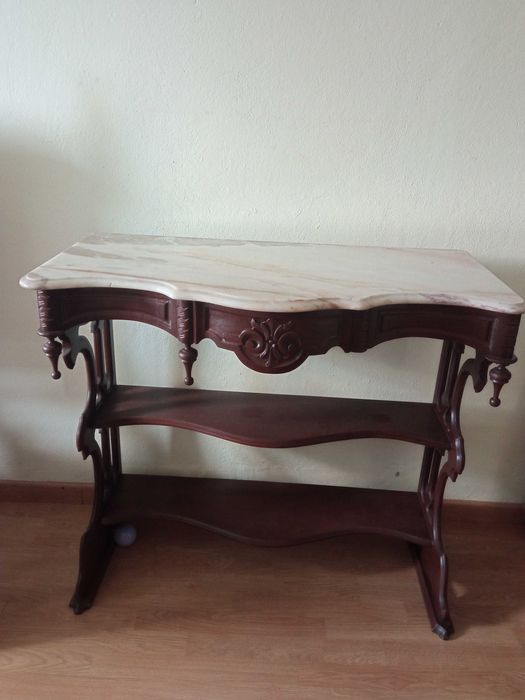 Consola estilo clássico com tampo em mármore e prateleira
