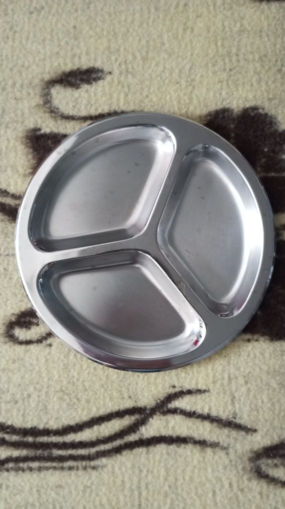 Prato com divisórias em inox