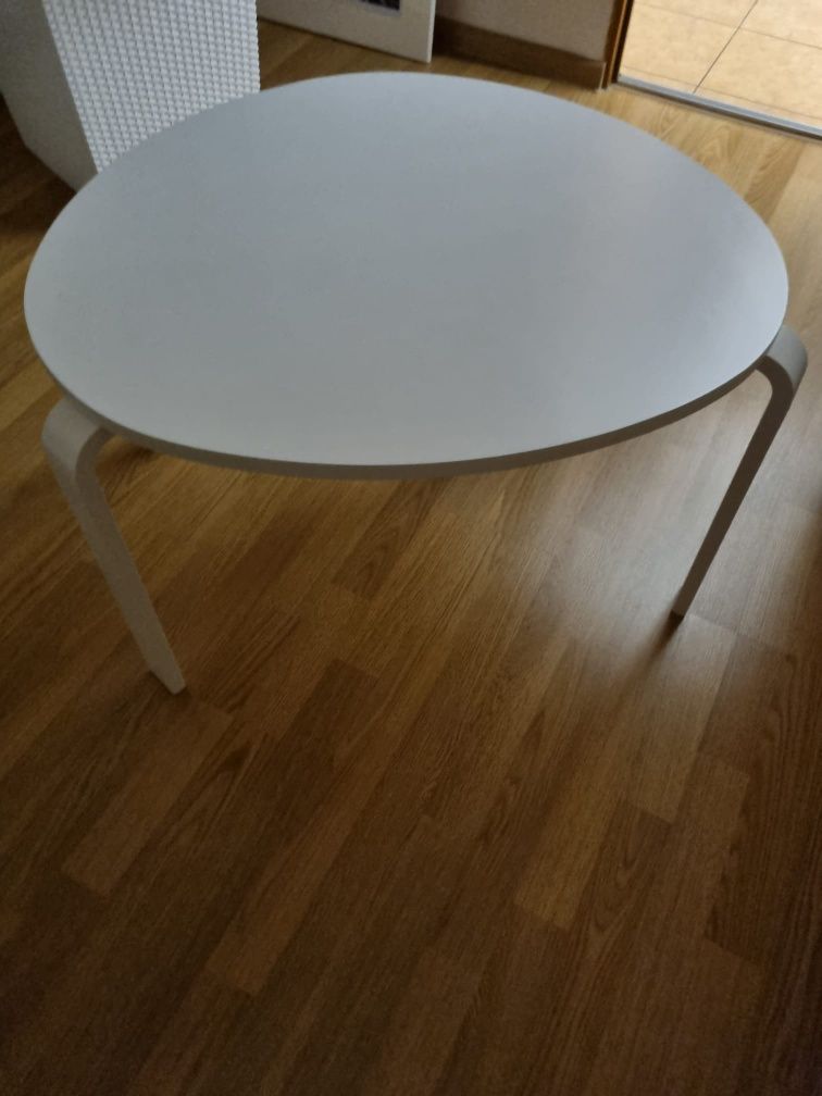 Biały stolik owal Ikea SVALSTA