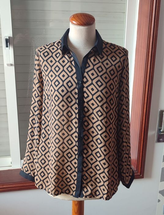 Camisa Cashew Flowr, castanho/preto - Nova

- Tamanhos: 44

Os portes
