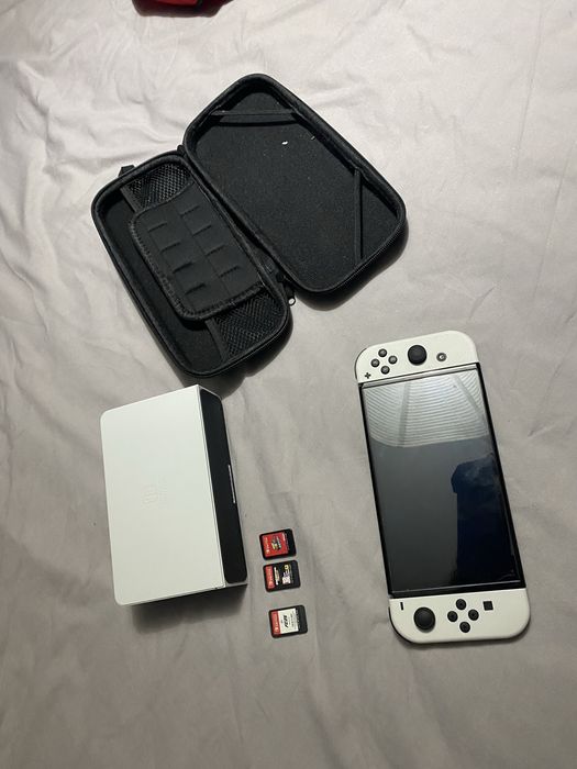 Nintendo switch Oled nova com 3 jogos fisicos