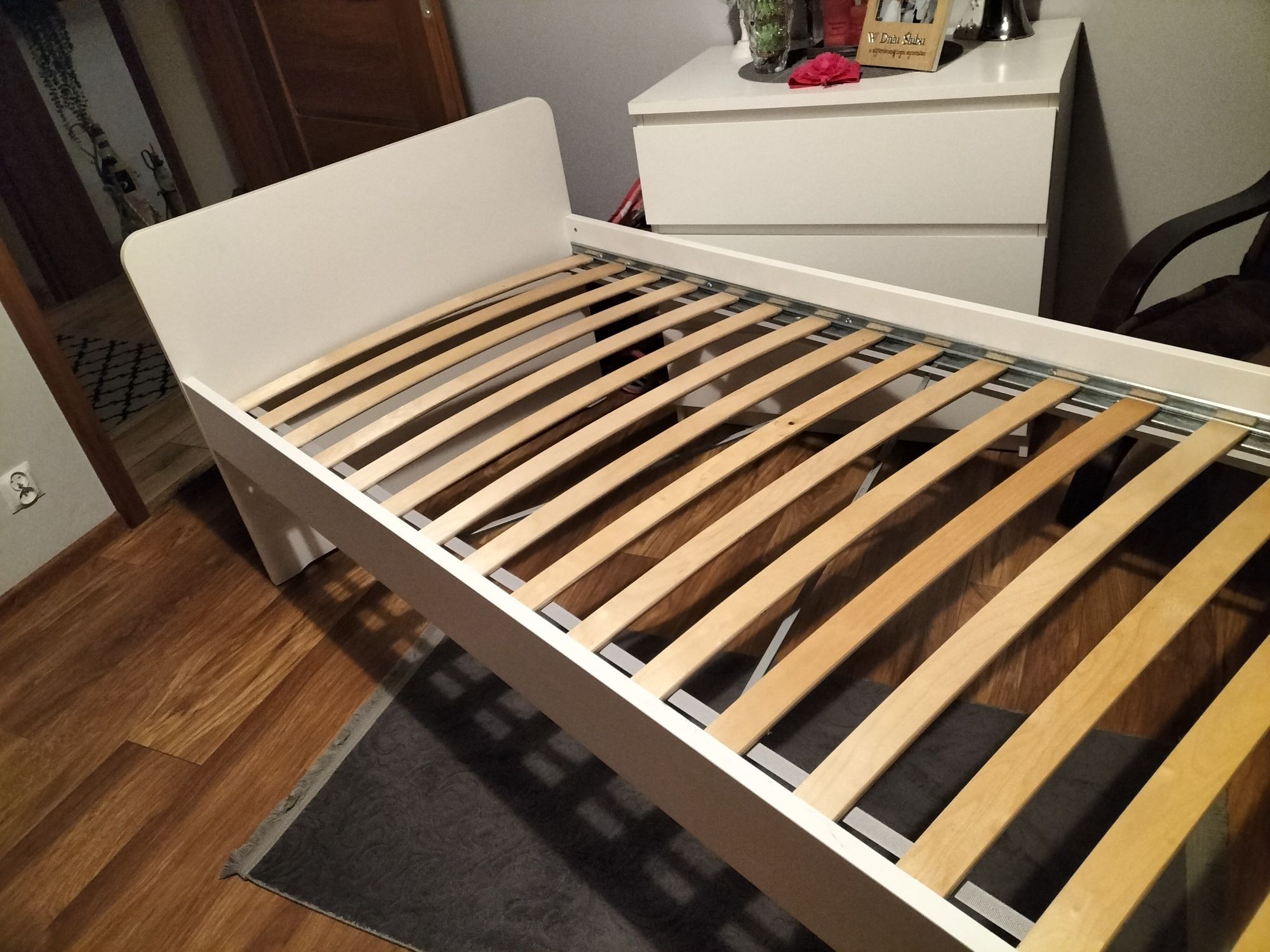 Łóżko Ikea släkt 200x90 i dwie szuflady na kółkach