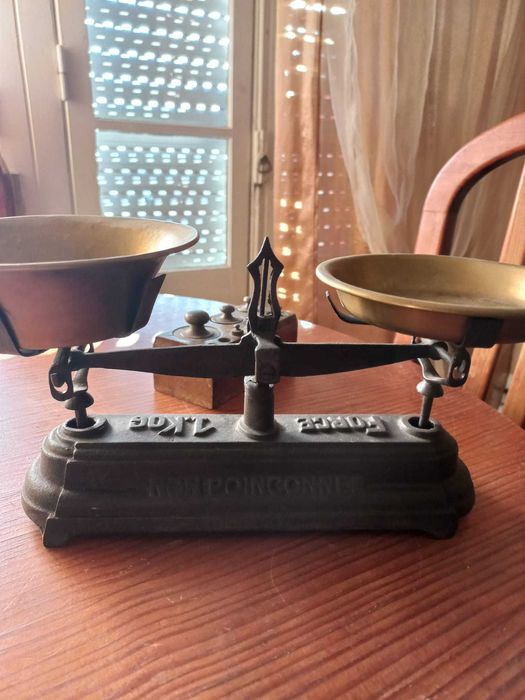 Balança antiga com cepo de pesos