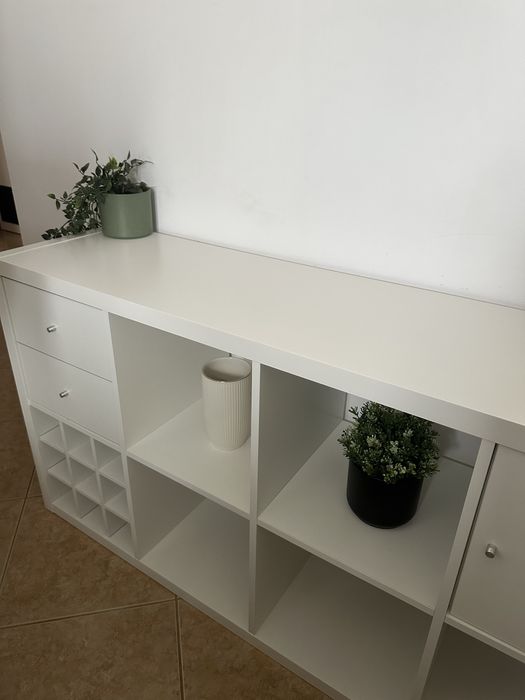 Aparador branco com cubos