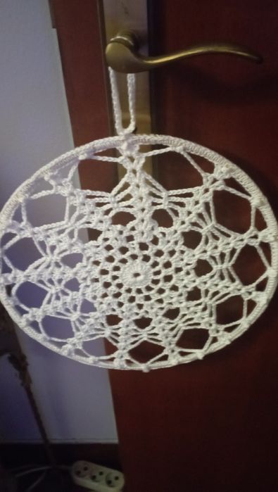 Mandalas e árvores da vida ,feitoas á mão em linha de crochê