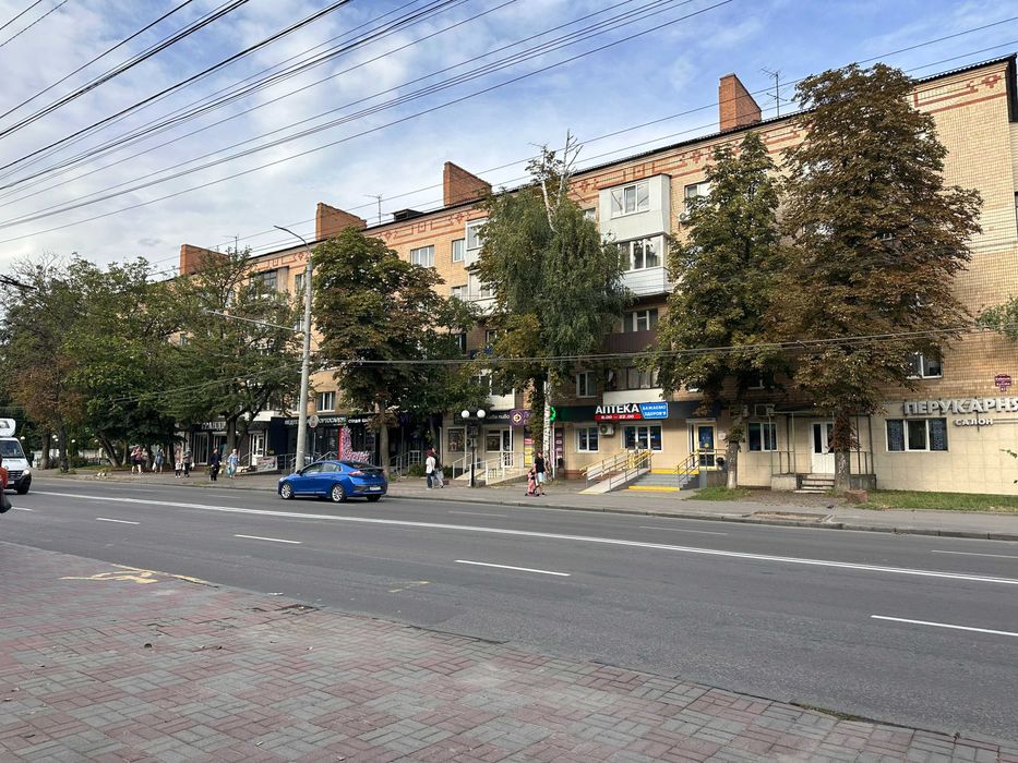 Продаж фасадного приміщення поруч з лікарнею Київська