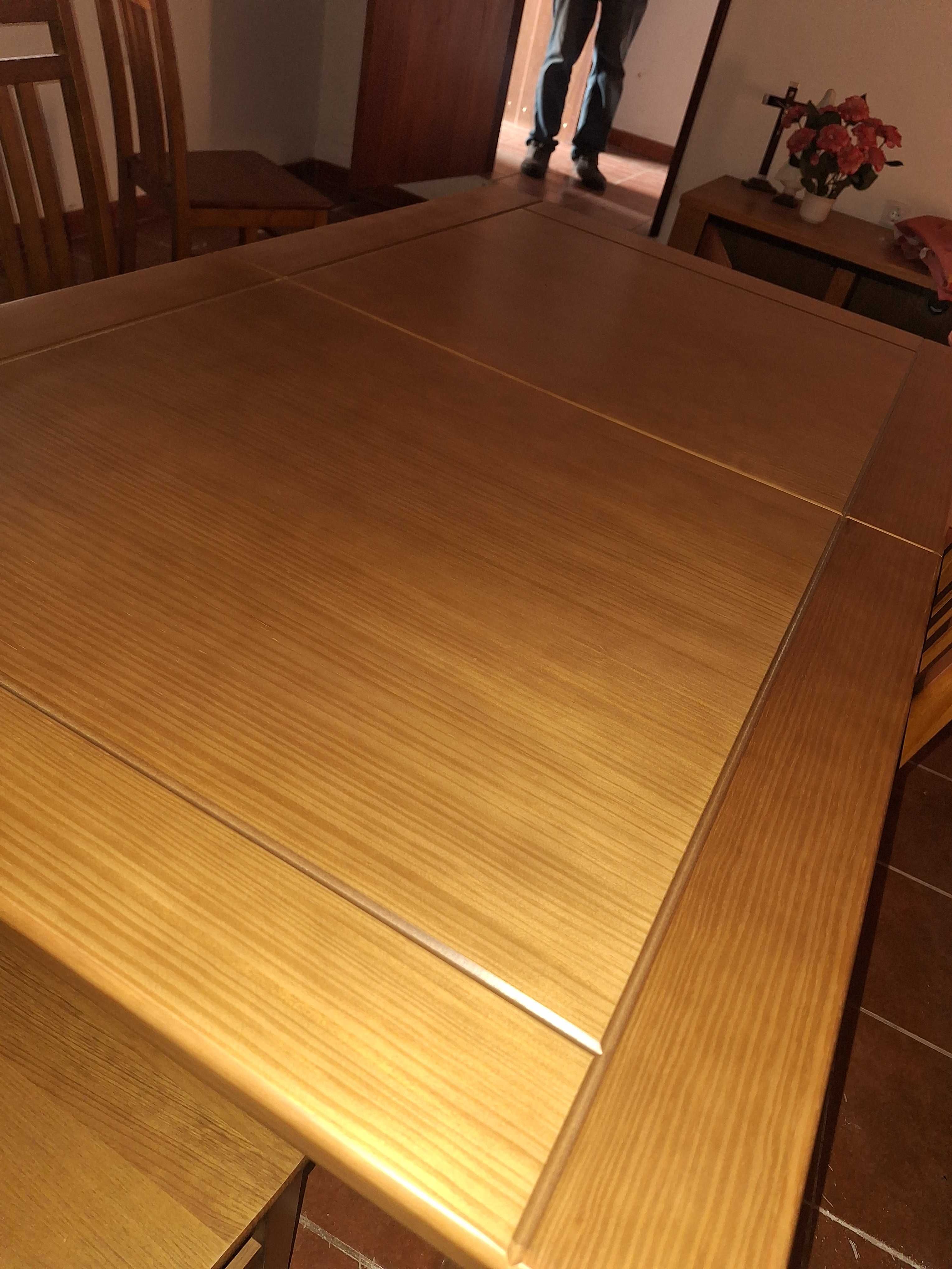 Mesa de sala e cadeiras