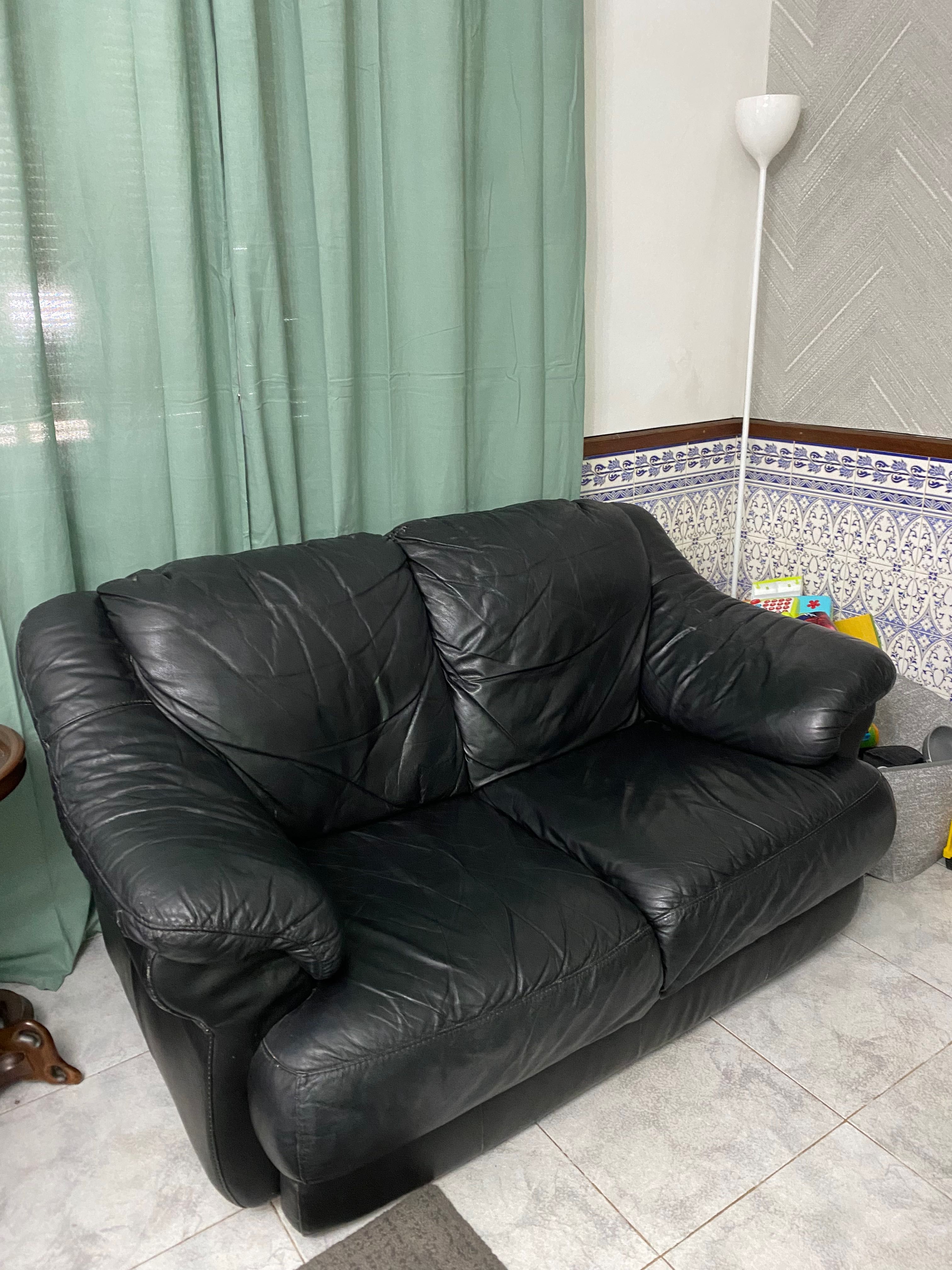 Sofa de pele preta com pouco uso