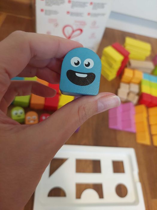 Drewniane klocki edukacyjne Hape i Cubika, kolorowe, 131 el.