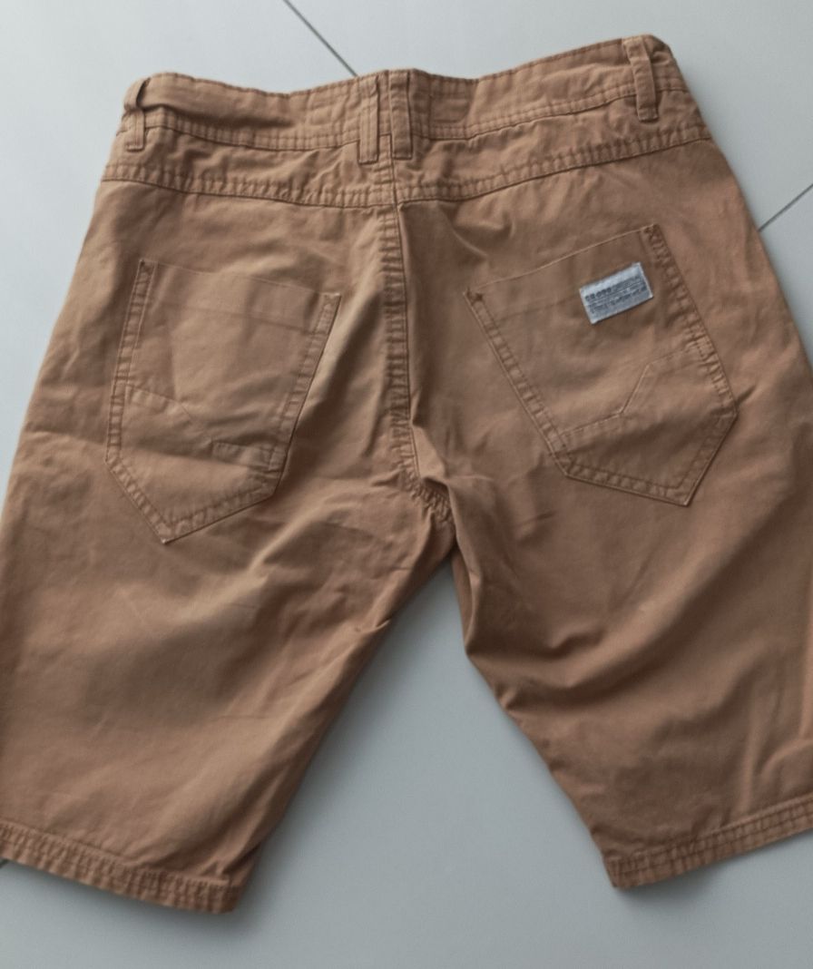 Krótkie spodenki Cropp 28