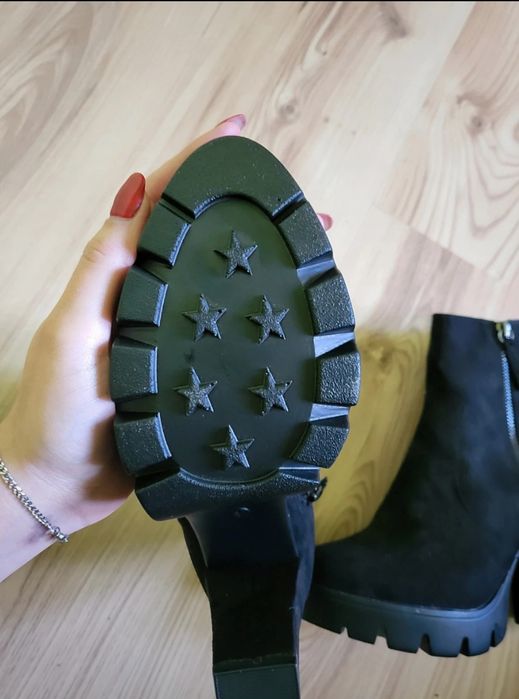 Nowe zamszowe czarne botki na słupku i platformie BullBoxer