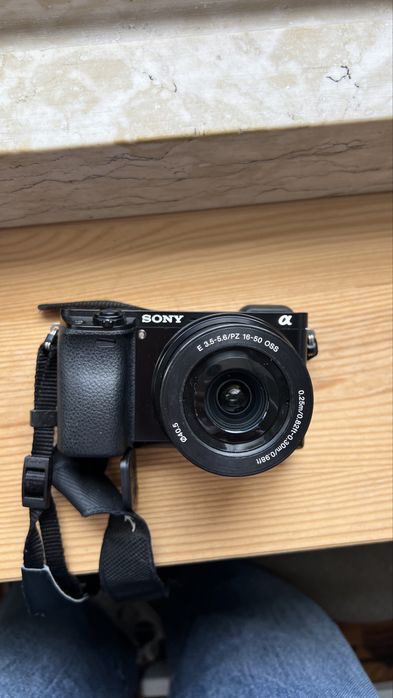 Sony Alpha 6000 - Câmera Mirrorless em Excelente Estado