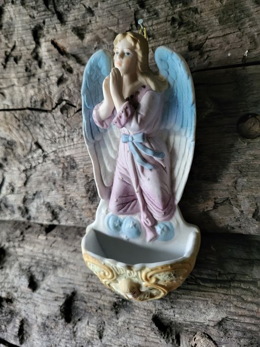 Biskwit Anioł z porcelany kropielnica