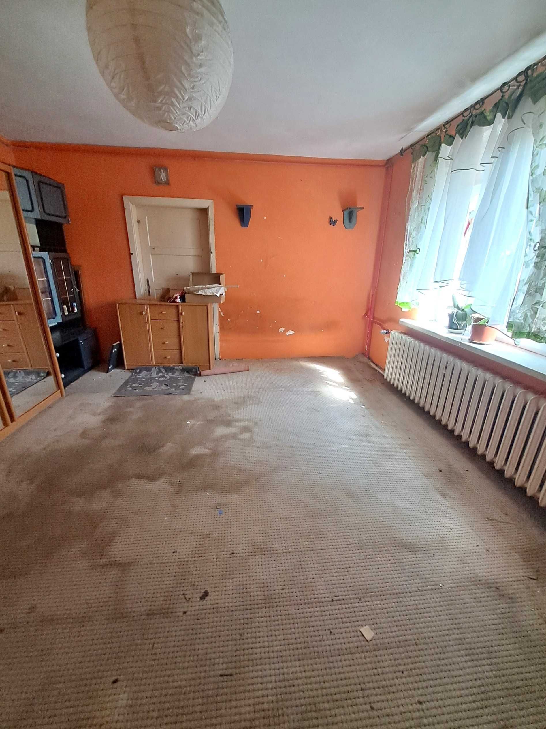 Dom z budynkami gospodarczymi