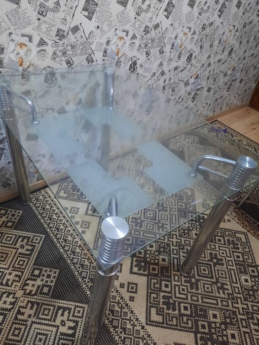 Стіл скляний кухонний