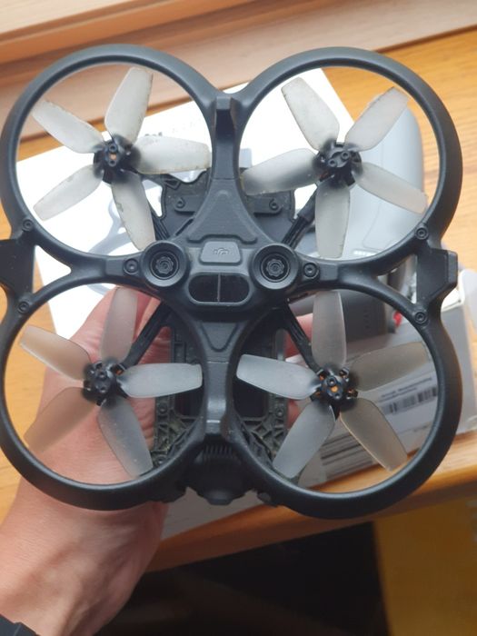 Dron Dji Avata + motion controller, lata, kameruje, ląduje