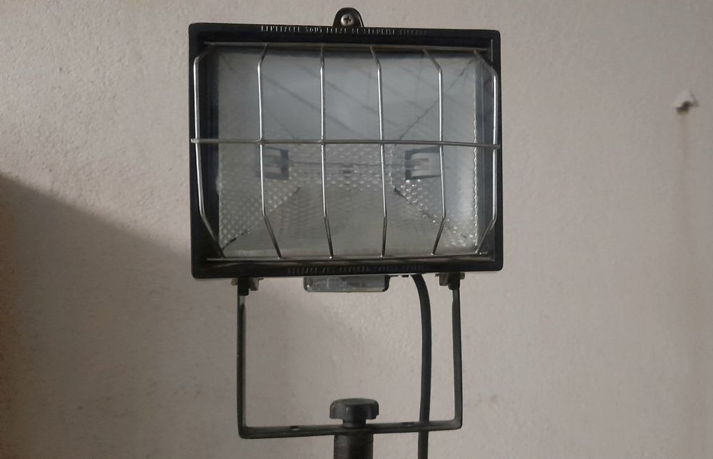 Projetor alogeneo com altura ajustável