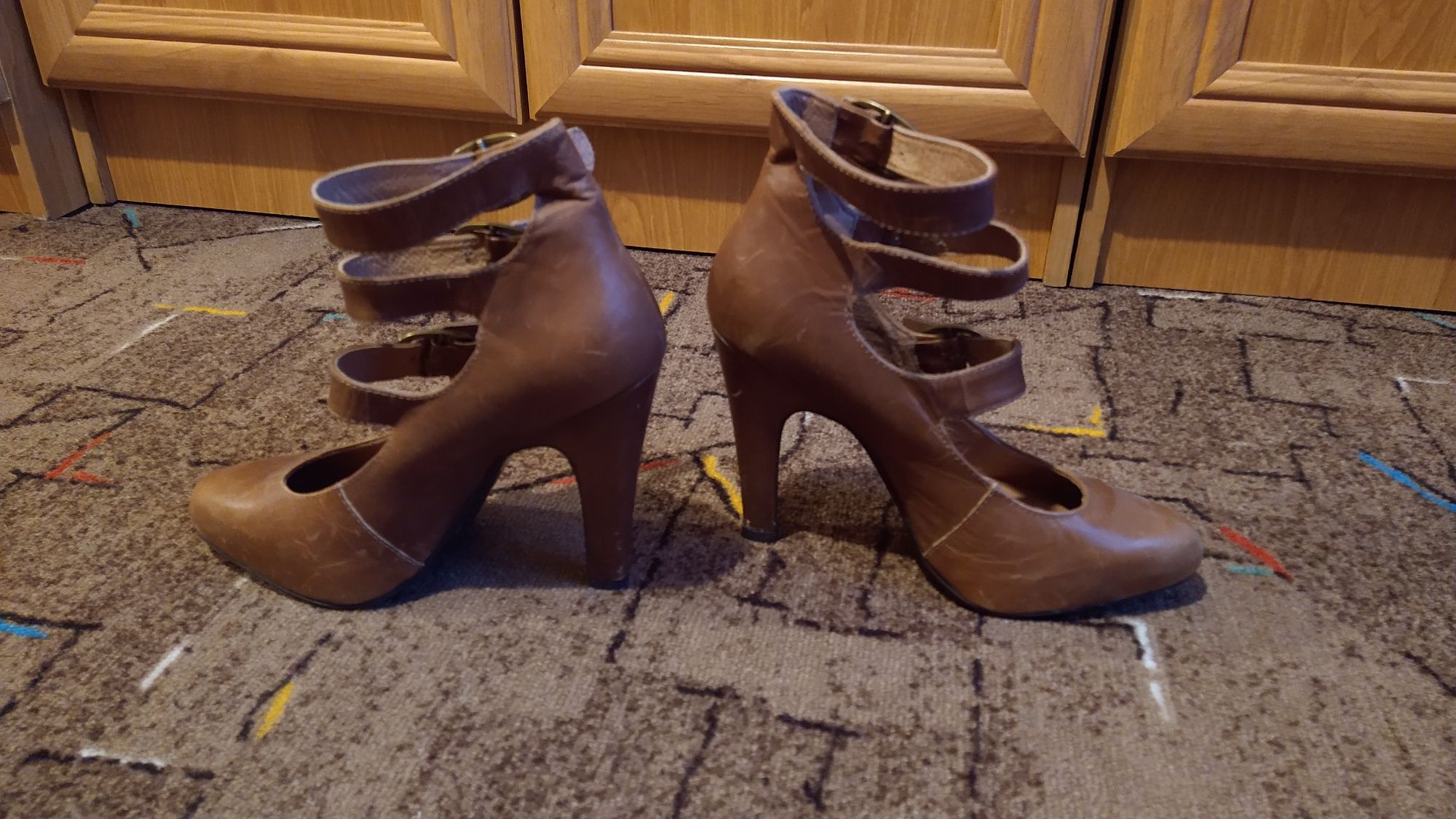 Buty damskie na obcasie