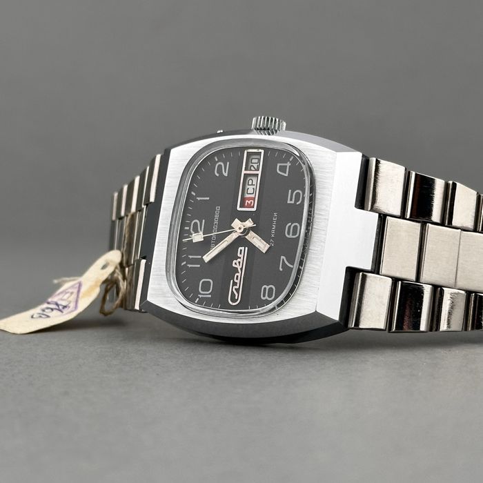 Zegarek vintage Slava – Tank | czarna tarcza | dzień + data | USSR