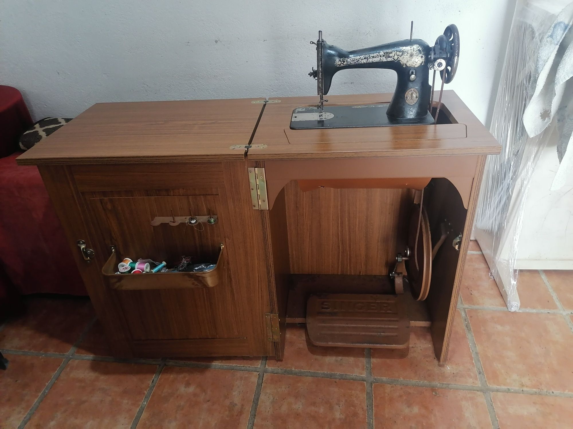 Máquina de costura antiga da  marca Singer cor castanho
