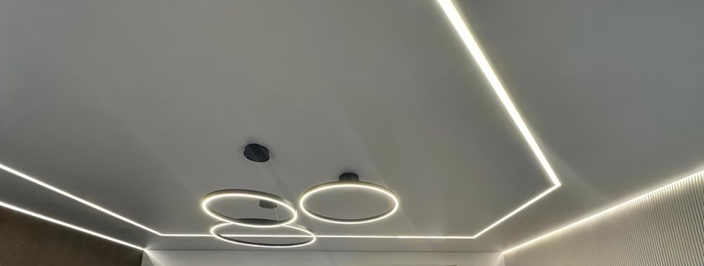 Натяжні стелі Львів . Монтаж скритих світильників  та карнизів