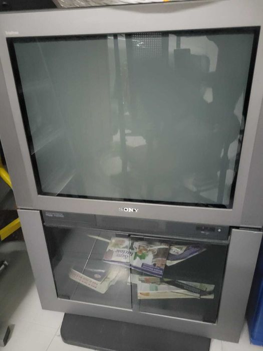 Televisão com armário