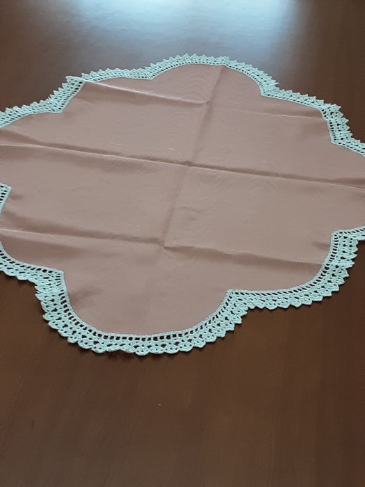 2 centros  de mesa em rosa com croché em volta