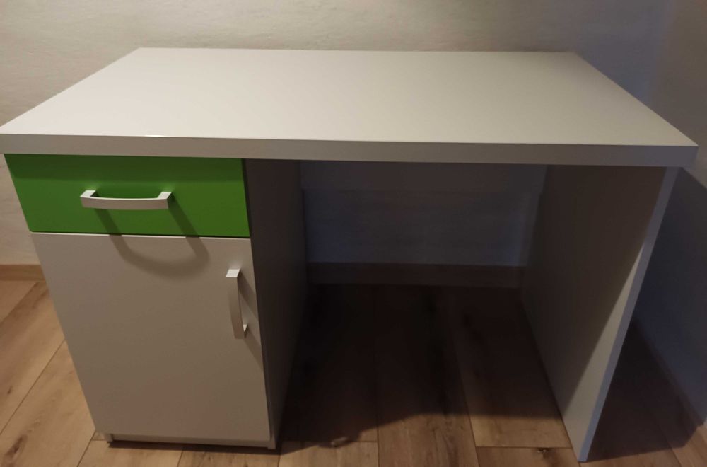 Używane biurko do pokoju dziecięcego